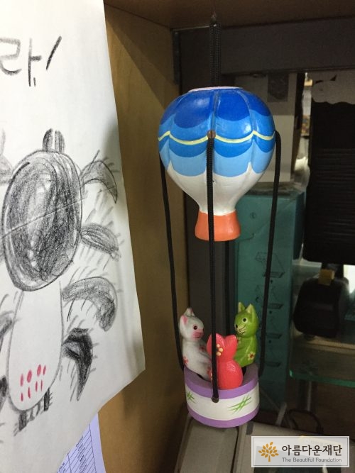 간사의 책상 사진 