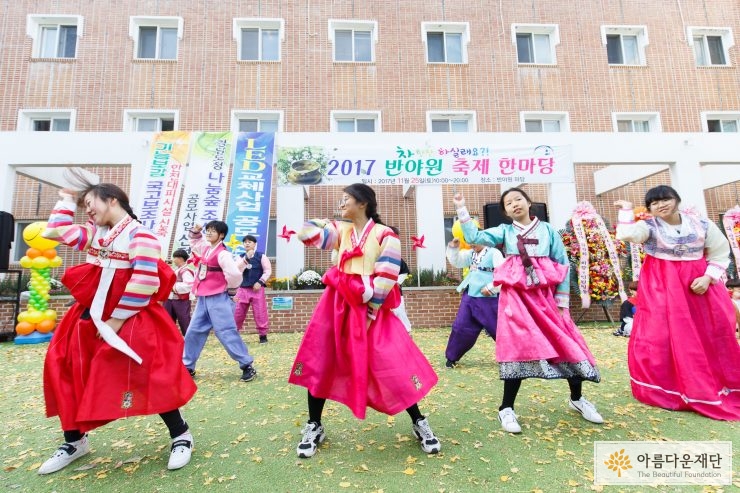 덩실덩실 춤으로 시선집중 