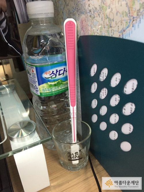 간사의 책상 사진 
