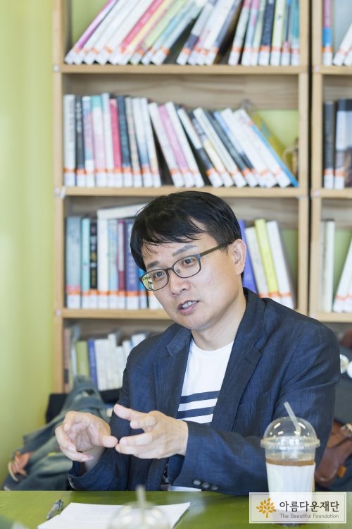 김정주 전문위원 인터뷰하는 사진