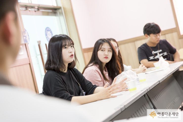 이야기를 나누는 모습