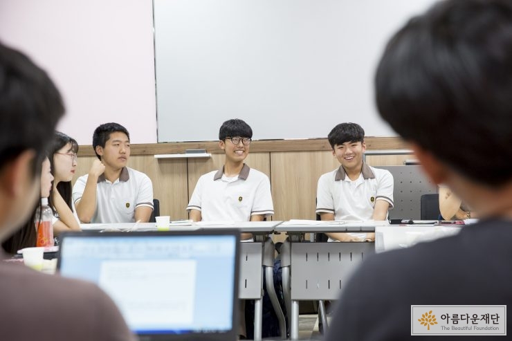 미소짓는 세 소년