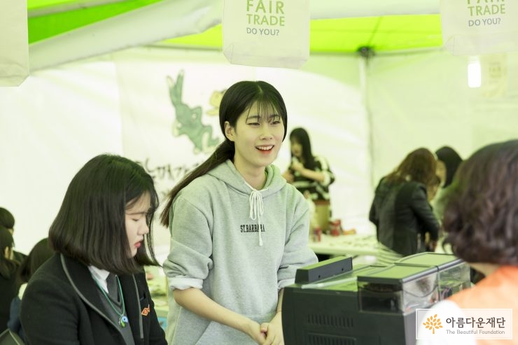 YG공정무역연구회 부스에서 공정무역 커피와 초코렛을 판매하는 모둠원들