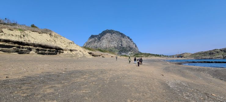 산방산(오름) 앞의 설쿰바당 해안사구. 하모리층이라는 화산 지층위에 형성된 해안사구.