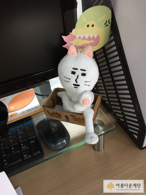 간사의 책상 사진 