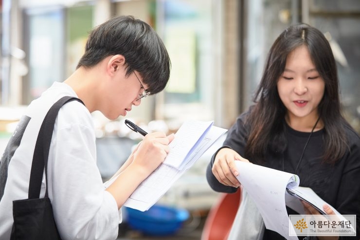 편집 작업을 담당하고 있는 AD FOCUS 정용기