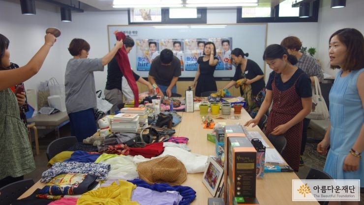 벼룩시장을 구경하는 간사들