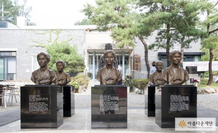 나눔의 집 마당에 있는 위안부 할머니들의 흉상
