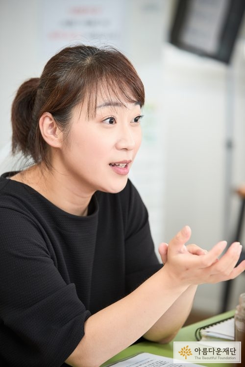 중랑교육복지센터 한효원 센터장인 머리를 묶은 젊은 여성이 인터뷰 하고 있다