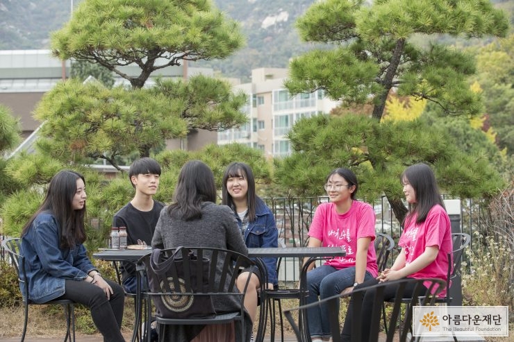 봄의 끄트머리에 처음 만나, 여름 한가운데 이야기를 쌓고 그 추억을 되감는 가을을 보내며 AD FOCUS와 용궁문지기의 콜라보활동은 마무리되었다