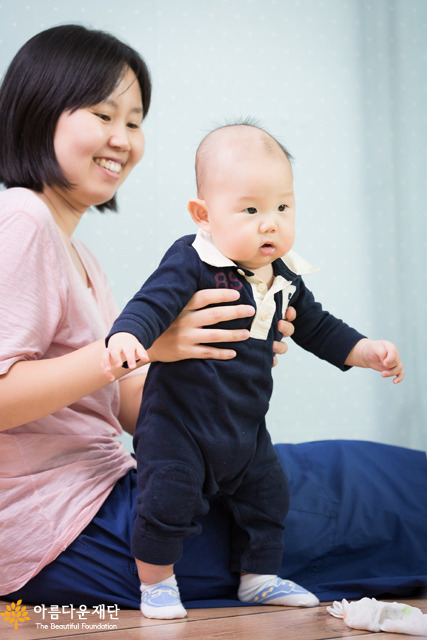 태어난 지 100일여가 지난 래하와 래하 어머니