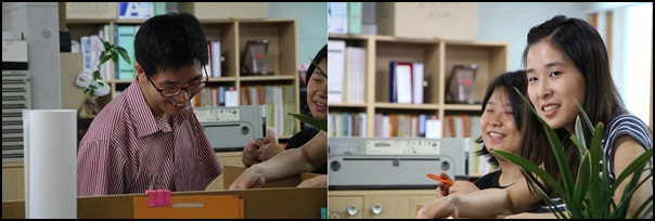 복사기가 설치된 이후에는 그 주위에 옹기종기 모여서서 복사기 구경.. 사진에서 기뻐하는 모습들이 보이시죠?