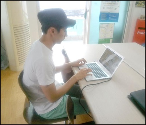 작업중인 국제민주연대 인턴의 모습