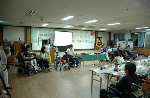 [사진. 전국캠프에서 회원들에게 인사하는 활동가들]