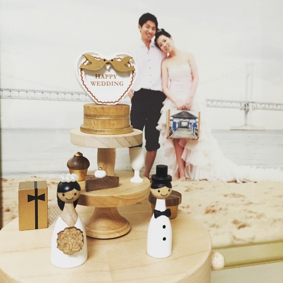 결혼 5주년, 목혼식을 기념하여 부부가 주고 받은 나무 목각 인형, 케잌