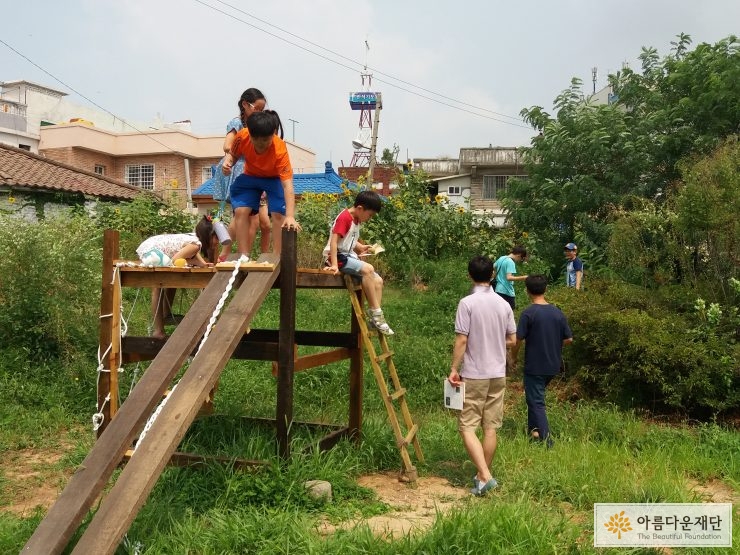 송림초등학교 인근의 스페이스빔 배다리생태놀이숲에서 놀고 있는 아이들