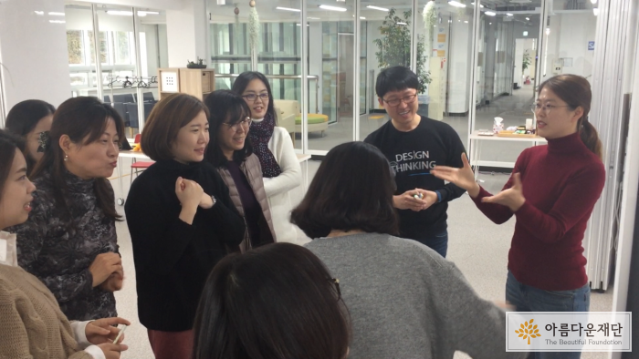서로의 지식과 기술, 이야기를 교환하는 렛츠 프로그램을 사람들에게 설명하고 있습니다. 